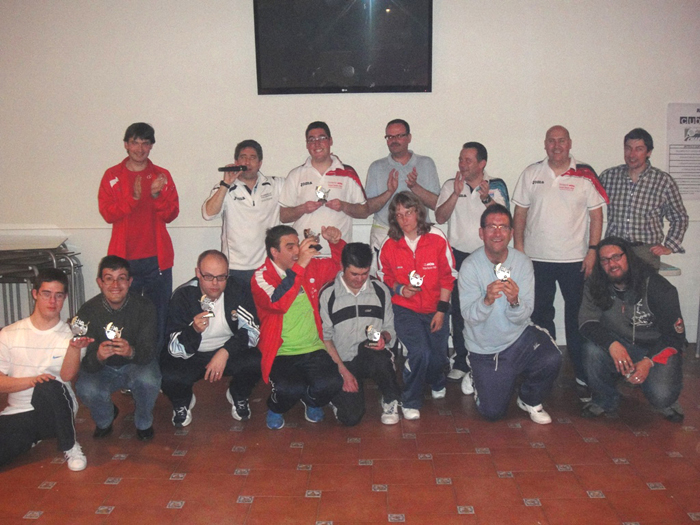 Foto en el momento de la entrega de trofeos con los deportistas de AVIVA.